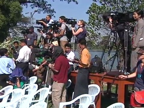 Clinton seeks Myanmar reform nod from Suu Kyi