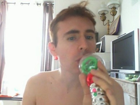 Wiwi égratigne dans les bras de ta nuit