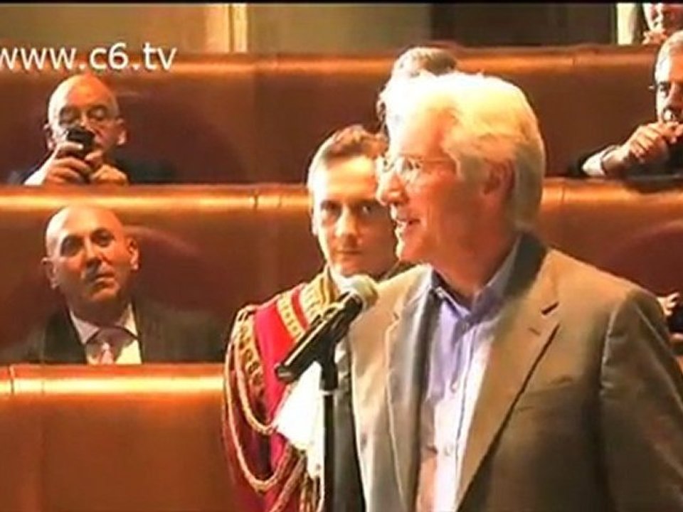 Richard Gere riceve la 'lupa capitolina' da Alemanno