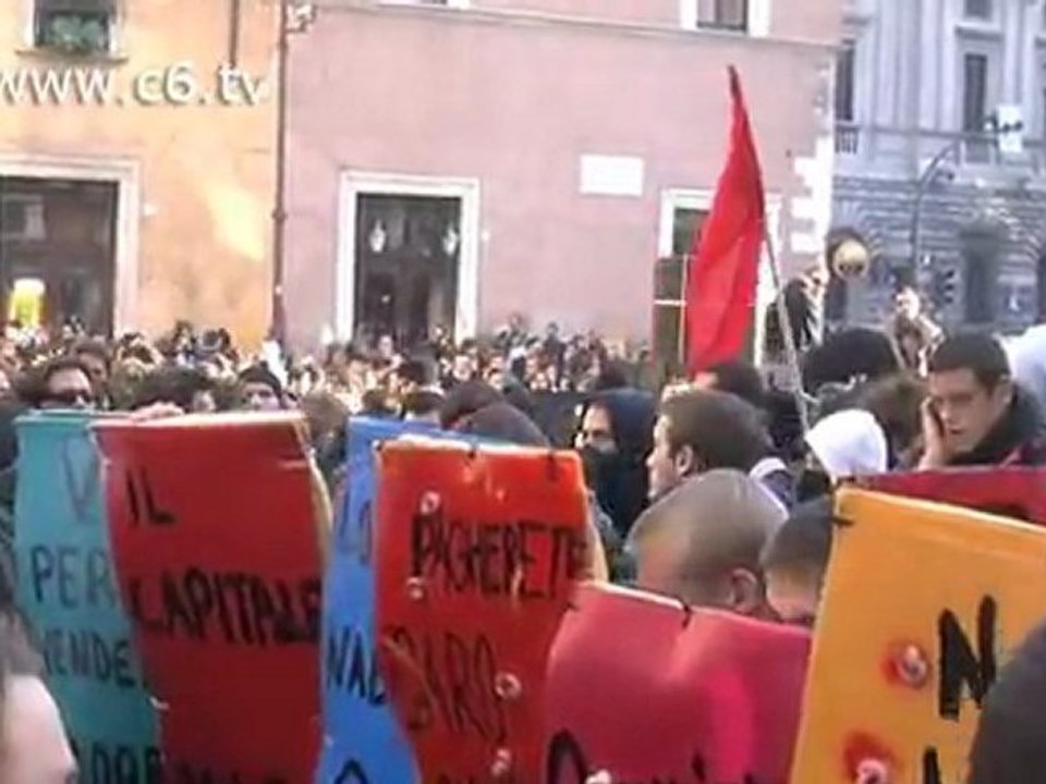 No al Governo Monti. Gli studenti lanciano uova contro la Polizia