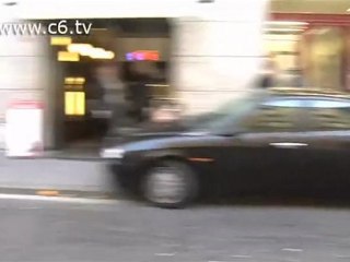 No al Governo Monti. Ecco cosa resta dopo il lancio di ortaggi da parte del corteo degli studenti