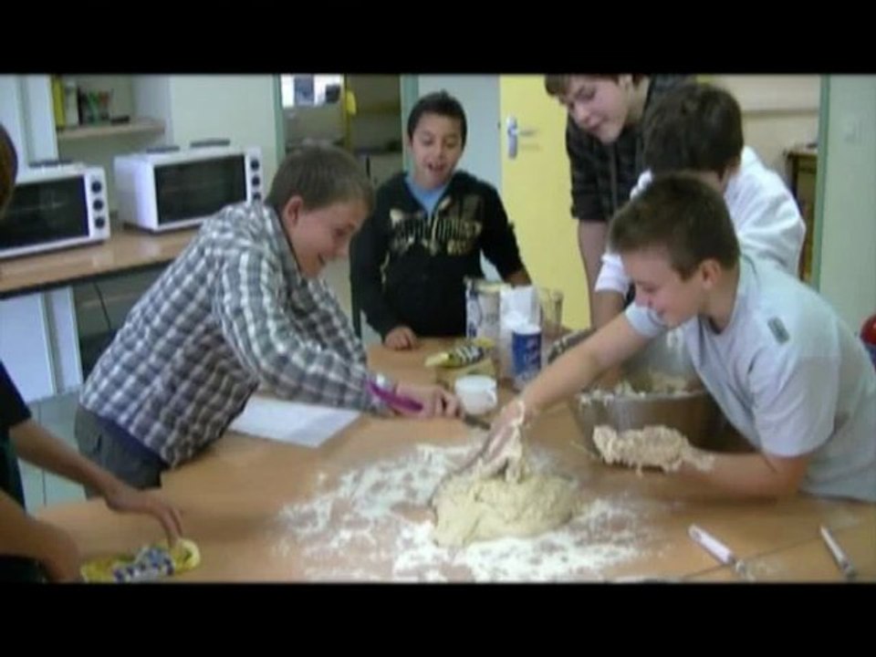 Nos premiers pains au chocolat à l'Espace-Jeunes...................