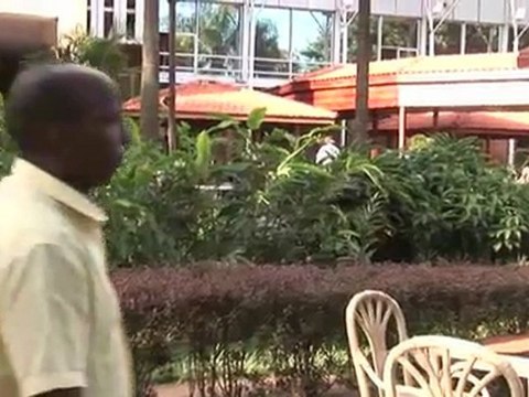 Chris est à la tête de la première agence de recherche spatiale d'Afrique. Passionné, il est même en train de construire... une navette dans le jardin de sa mère