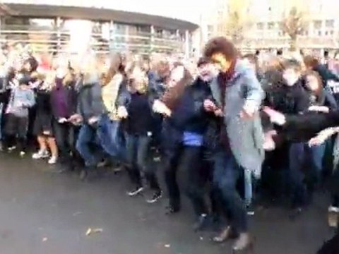 Cambrai: La Flashmob des lycéens de Paul-Duez au profit du téléthon