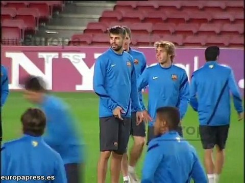 EL Barça se entrena en el Camp Nou