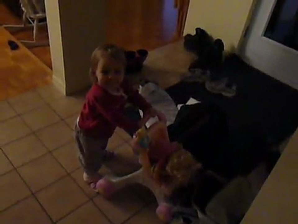 2011-12-01 Noémie promène sa poupée