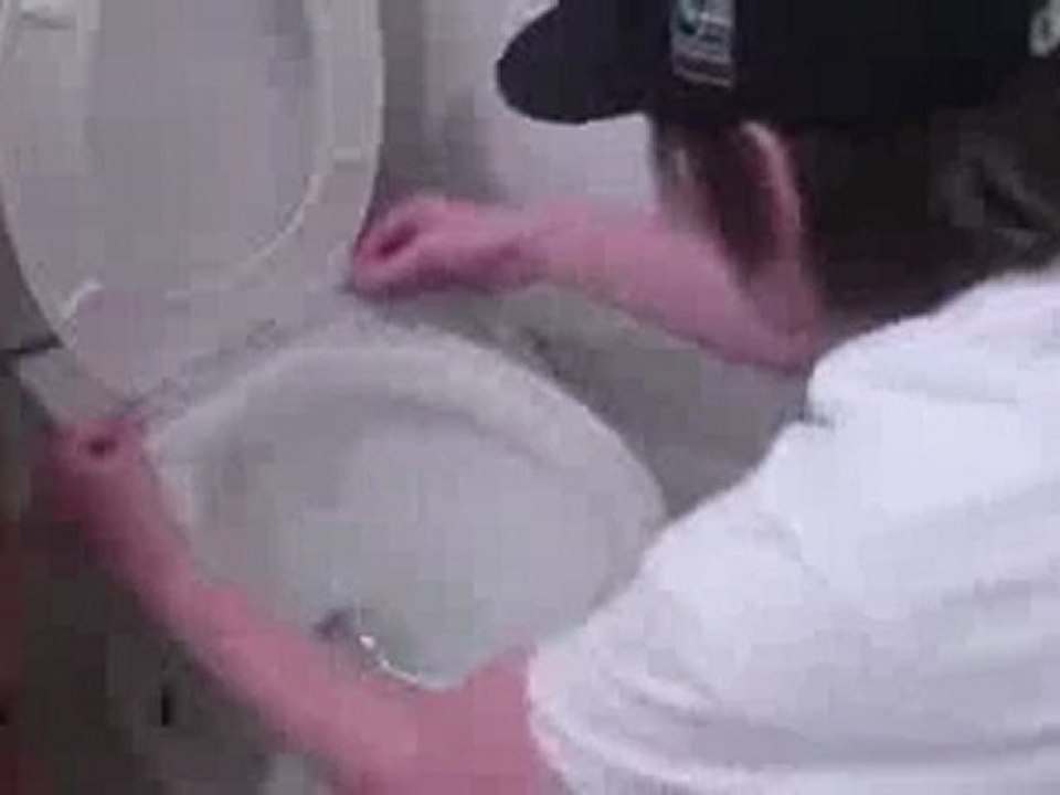 0416 - Toilette piégé avec du cellophane sur la cuvette