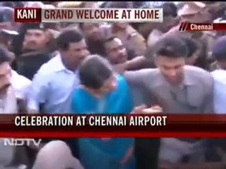 Kanimozhi arrives in Chennai, Karunanidhi welcomes her at airport