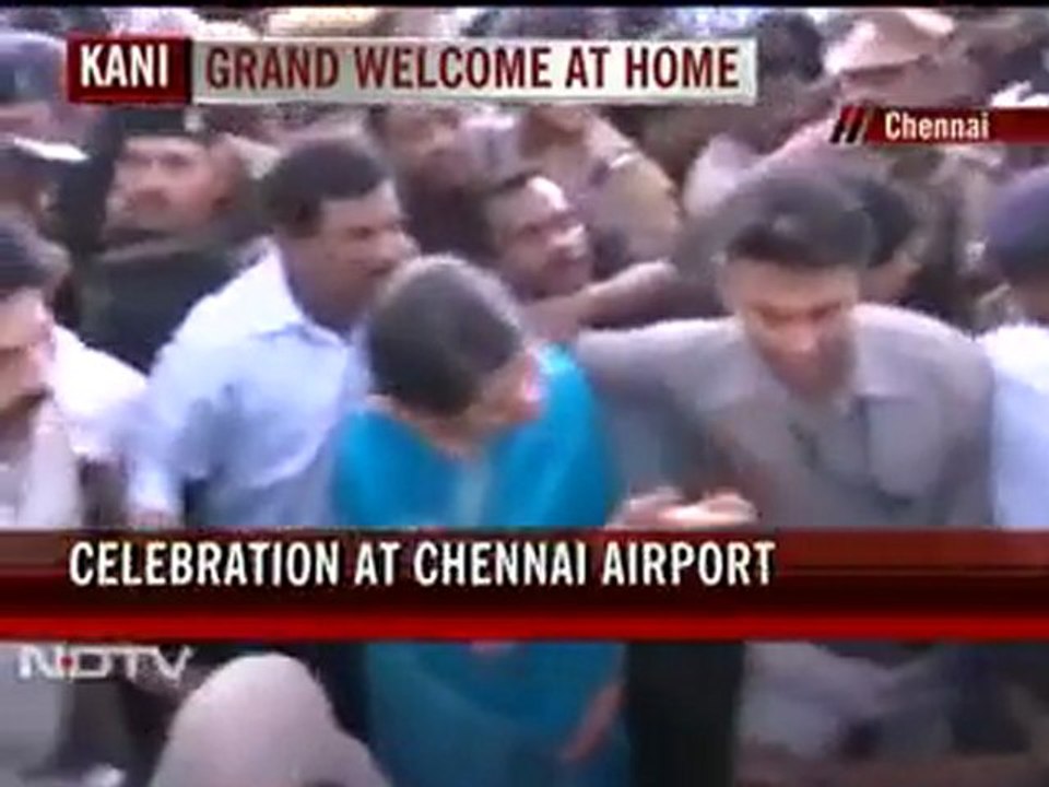 Kanimozhi arrives in Chennai, Karunanidhi welcomes her at airport