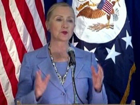Clinton offers Myanmar rewards for reform