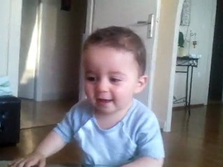 sacha en plein rire grace au dessous de verre