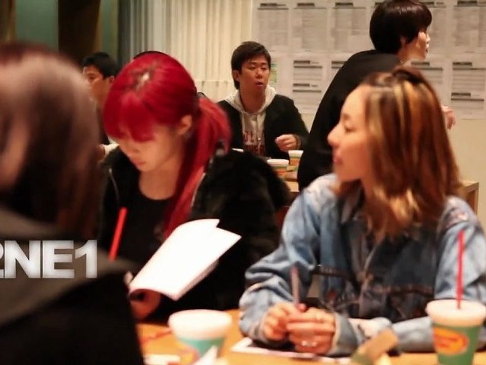 2NE1 -  Réunion @ YG Family Concert 2011 [HD-1080p]