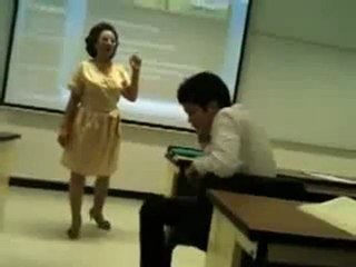 0424 - Prof fracasse le portable d'un étudiant