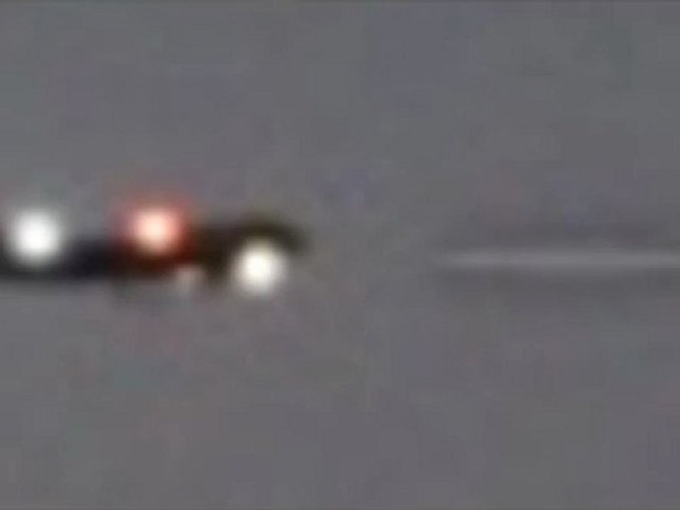 UFO. (évite un avion de ligne) 12.02.2011