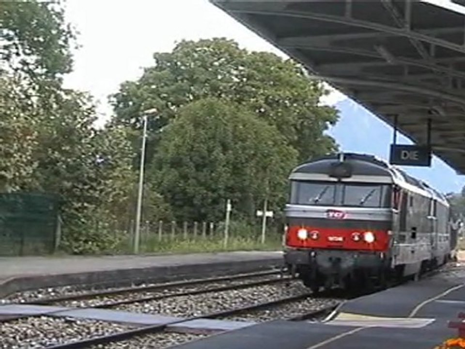 Le train de nuit  Paris - Briançon : croisement en gare de Die (26)