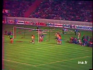 Football : Socrates marque le troisième but brésilien