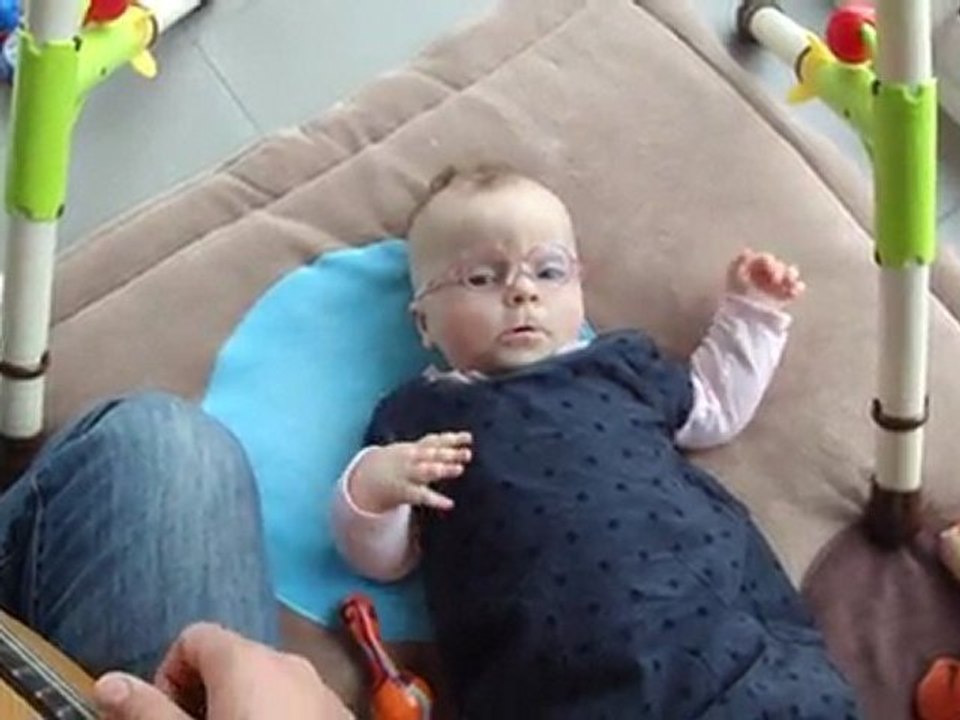 04-12-2011 avec son Papa à la guitare