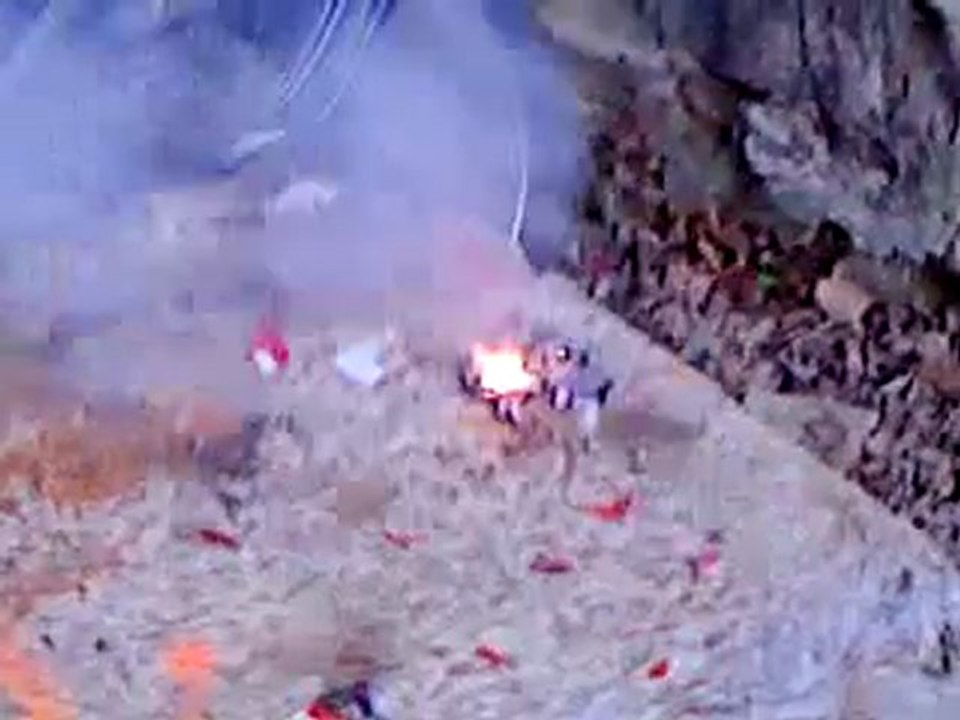 grosse explosion de pétards fumigène