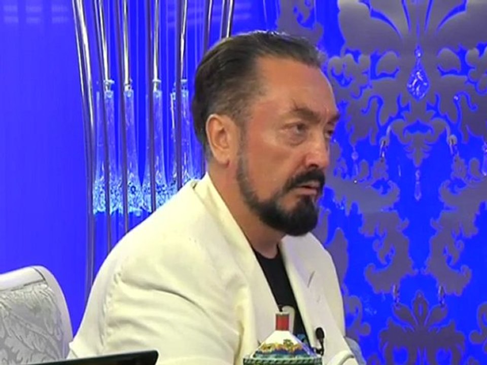 Emine Şenlikoğlu var gücüyle İslam'a, Kuran'a hizmet eder. Allah ondan razı olsun.