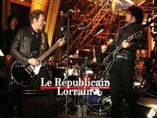 Johnny Hallyday se retrouve à la Tour Eiffel avec son "Autoportrait"