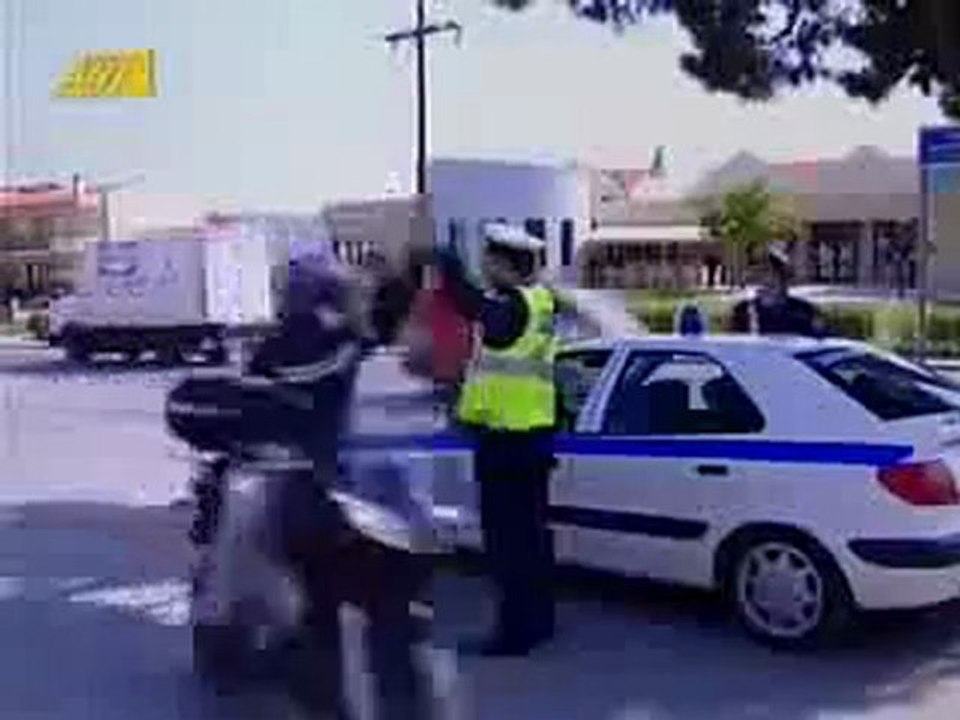 0428 - Motard tape dans la main du policier au lieu de s’arrêter