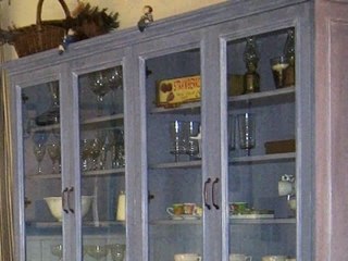 Mueble grande con vitrina superior pieza totalmente disenada artesania estilo envejecido www idees2 com