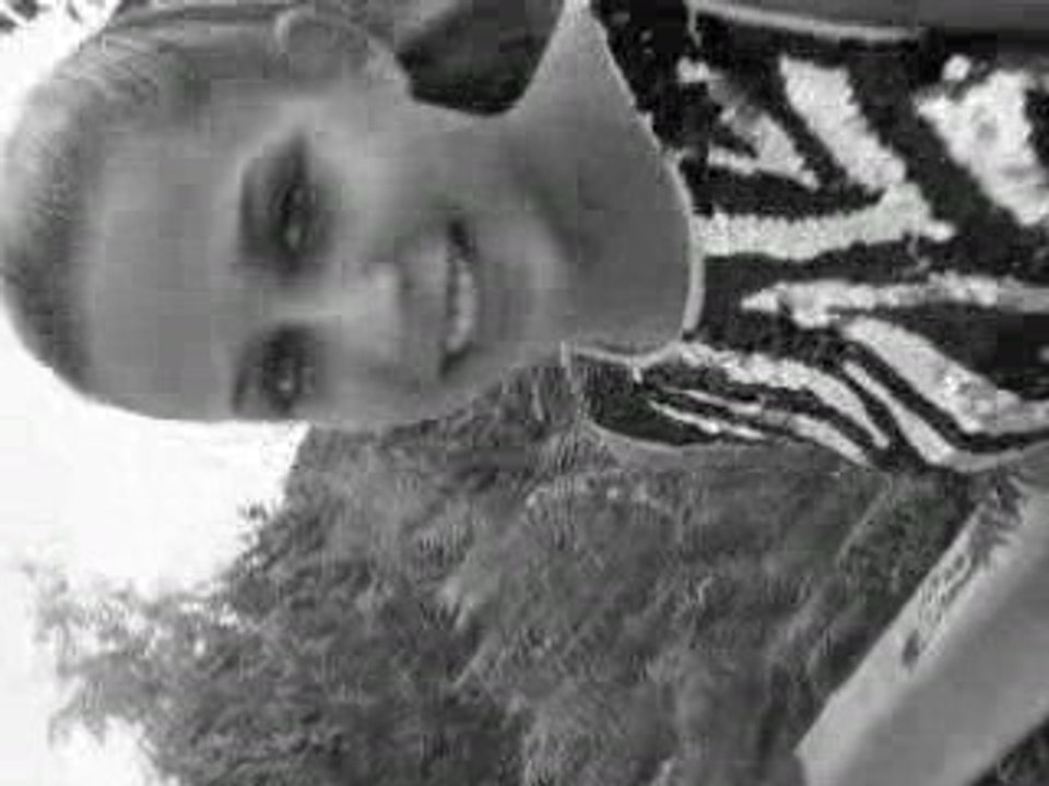 JEUNE DEMOISELLE SUR LE PONT