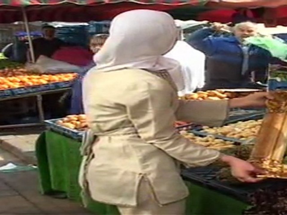 LE CADRE PREND LE LARGE # Extrait