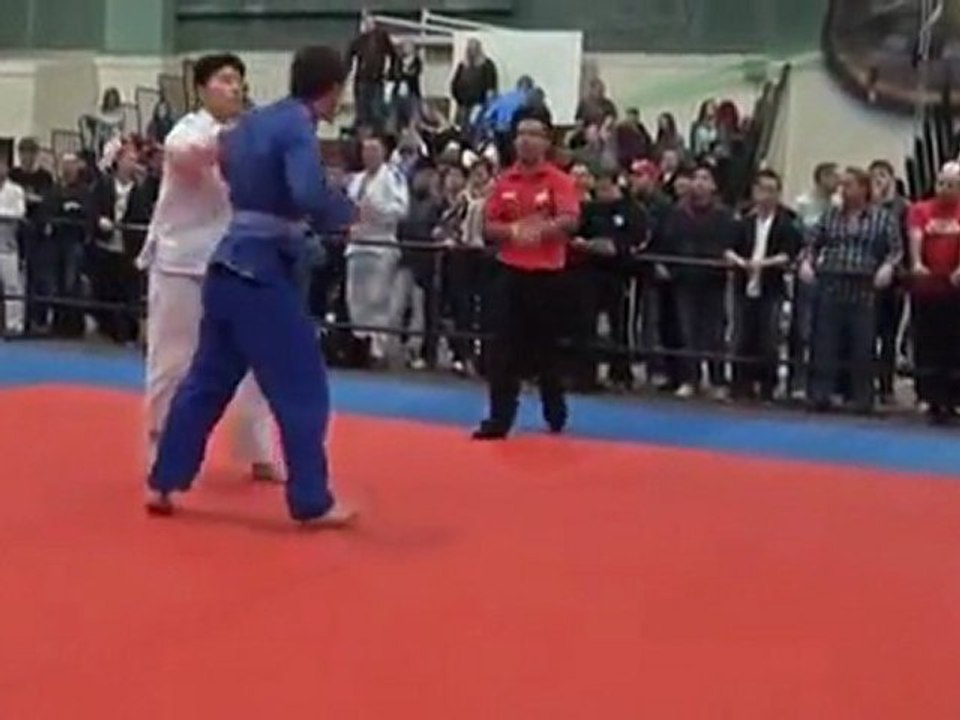 Un judoka gifle un adversaire