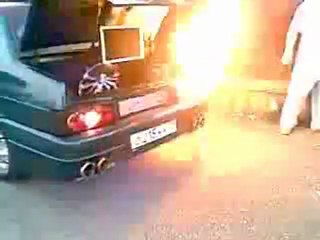 0431 - Régis met le feu à sa voiture