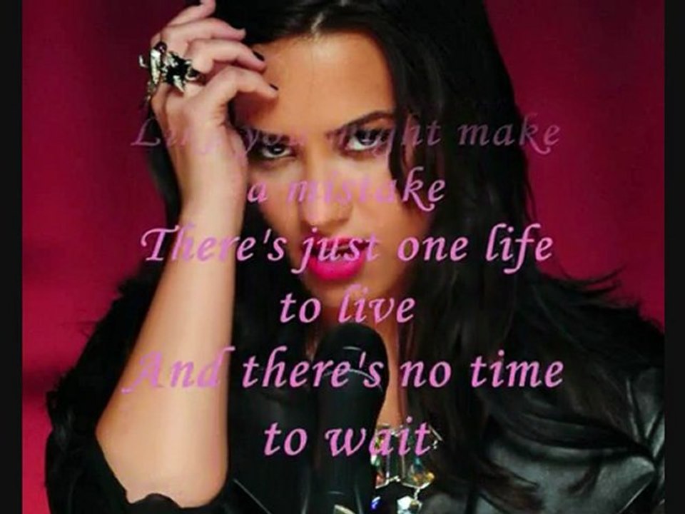 Demi Lovato - Give your heart a break (Lyrics on Screen)