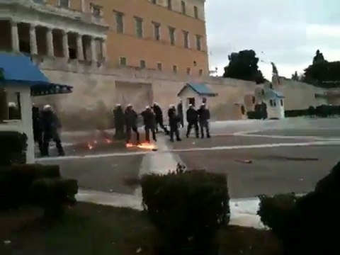 Μολότοφ στη Βουλή - Πορεία για τον Αλέξη