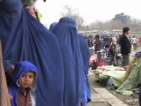 Les Afghanes, groupies devant Farhad Darya, 
