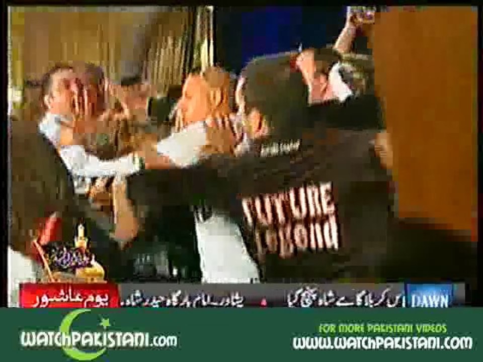 Boxing Champion Amir Khan to Fight Peterson to Defend WBA Title