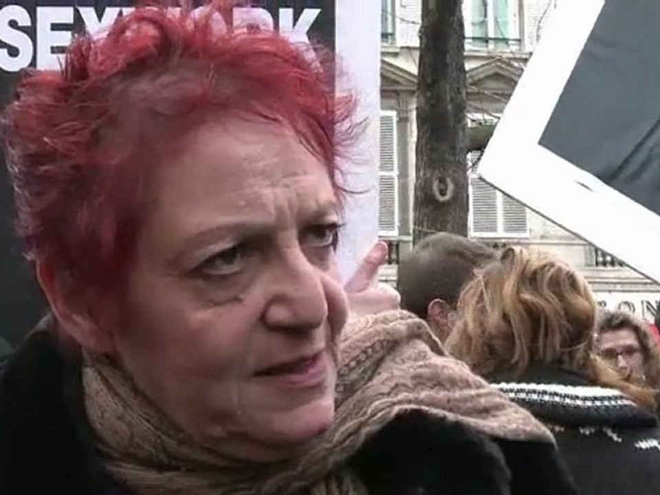 Plusieurs dizaines de prostitué(e)s et membres d'associations de prévention ont manifesté mardi 6 décembre près de l'Assemblée nationale