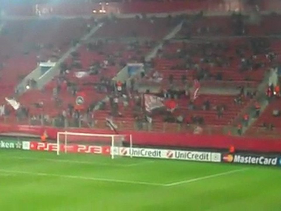 RedPlanet.gr: Η είσοδος των παικτών του Ολυμπιακού