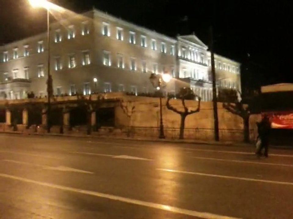 Πετροπόλεμος και το βράδυ στο Σύνταγμα - Πορεία για τον Αλέξη