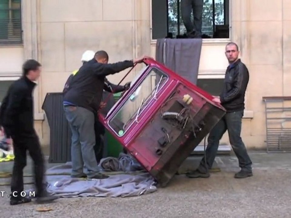 Comment faire rentrer une Citroën 2CV dans les bureaux de Google France ?