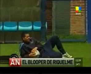el blooper de riquelme ,,jaja y este bobo es idilo ..por dios..