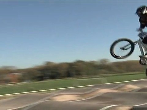 Les pilotes de BMX en piste à Lumbres