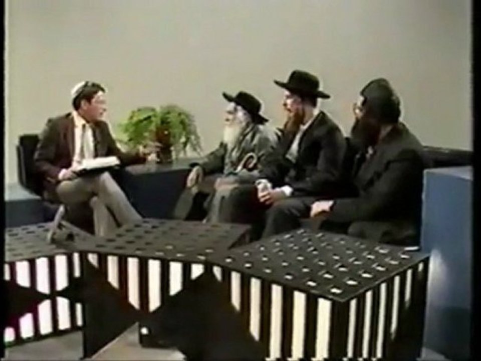Rabbi Israel à la television accompagné de Israel Dagan et Aaron Pats et Sharon en interview
