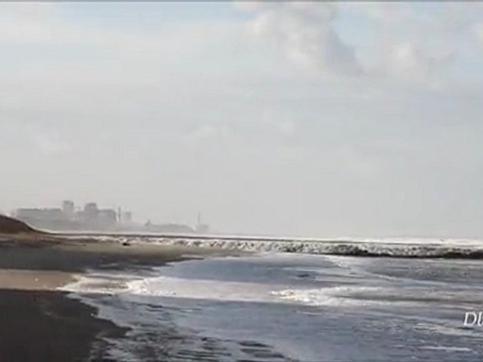 7 DEC 2011 BELGIAN COAST  WESTENDE 13.00H ZWARE STORM STRAND TER HOOGTE NOORDZEELAAN