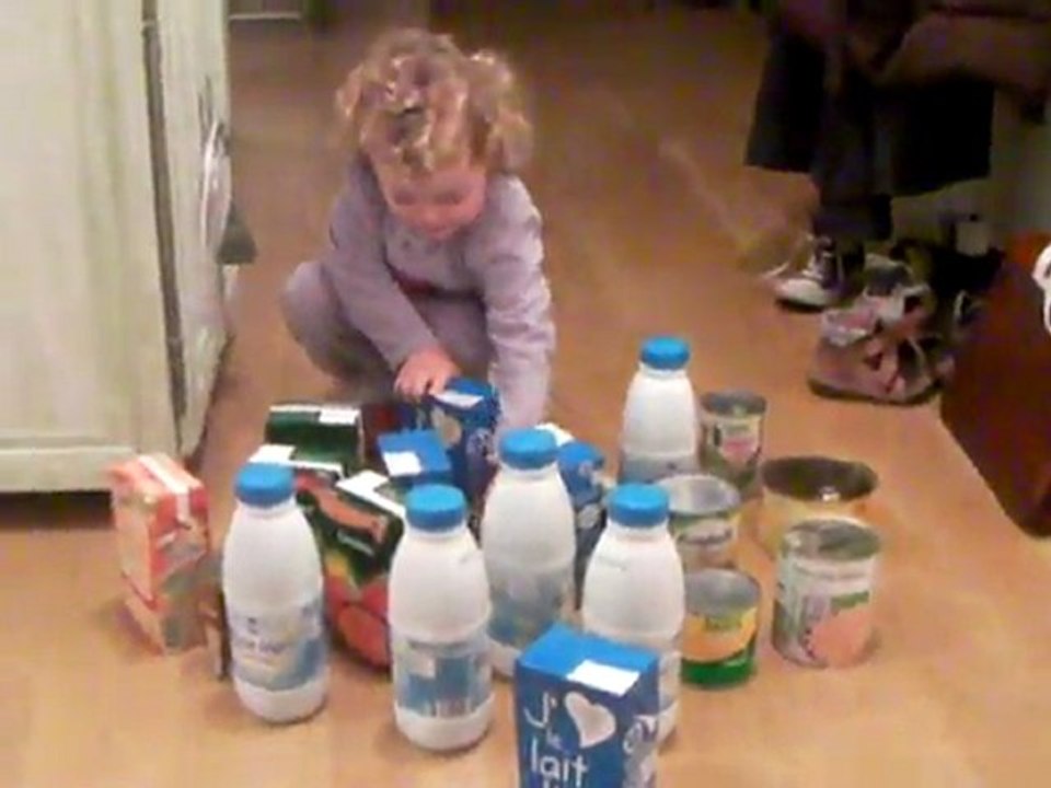 Clotilde vide les placards de la cuisine