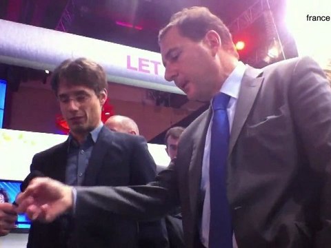 LeWeb 11 : Eric Besson rencontre Jean-Michel Billaut sur le stand France Télévisions