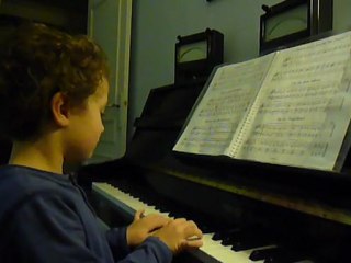 "Sur le pont d'Avignon" et "Maman les p'tits bateaux"