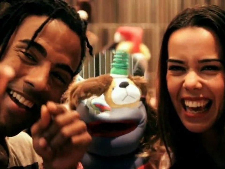 Yotuel Romero (Orishas), Beatriz Luengo y Nota - Santa en Crisis (Video de Navidad 2011)