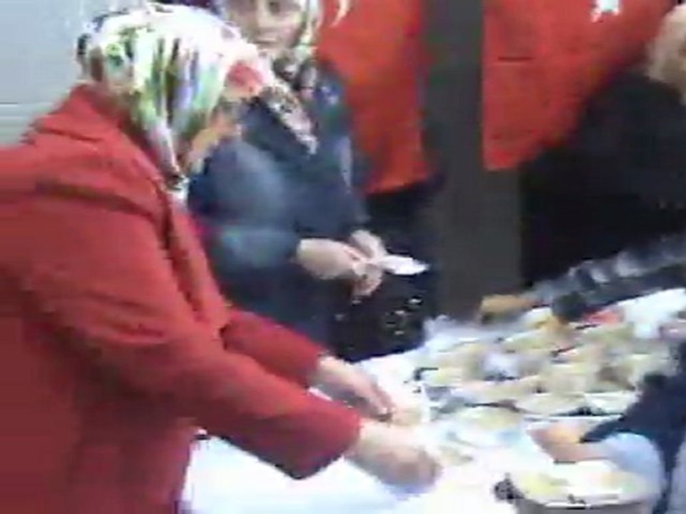 MHP Aşure Dağıttı