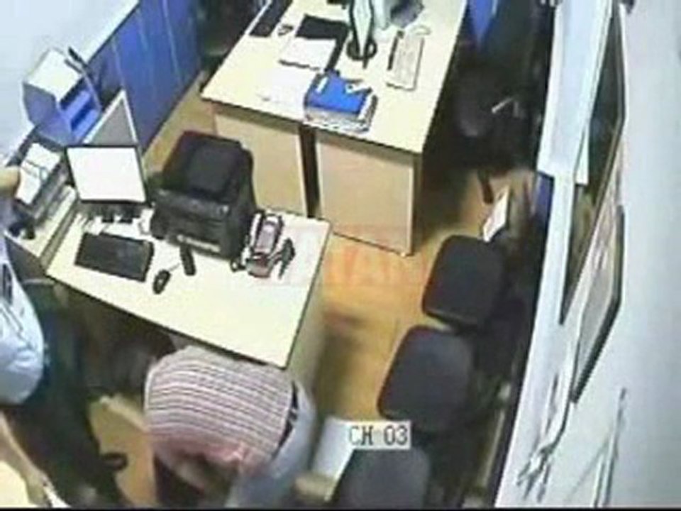 Karakolda Kadına Dayak, Güvenlik Kamerasında haberi RADYORJİNAL.COM En İyi Magazin Ve Müzik Haber Portalı...