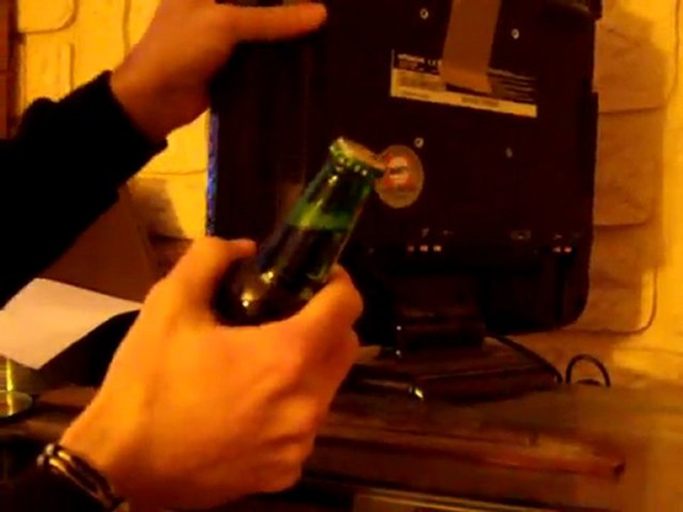 TEST N°18 : Peut-on décapsuler une bière avec une télévision ?