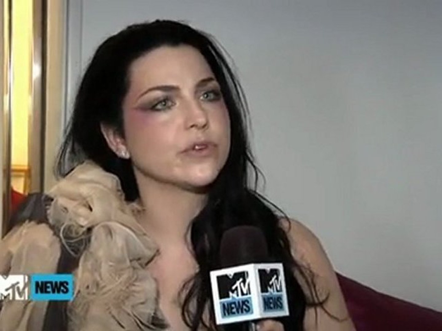 Amy Lee about My Heart Is Broken Video @ MTV News 2011 - Vídeo Dailymotion